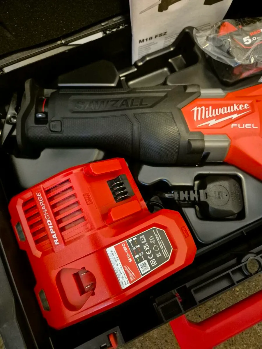 Milwaukee M18 Fuel Sawzall Reciprocating Saw Kit - Image 4
