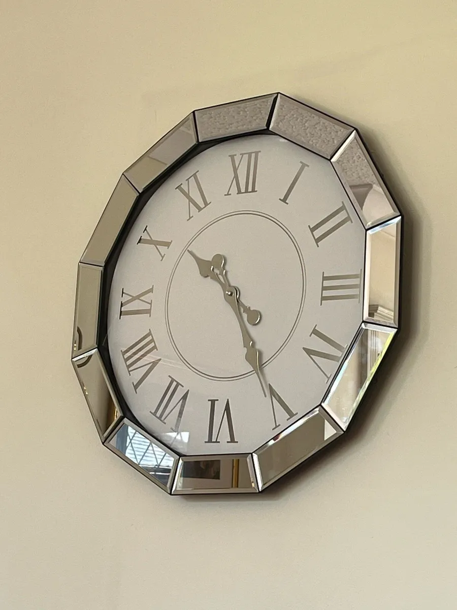 Xl wall clock
