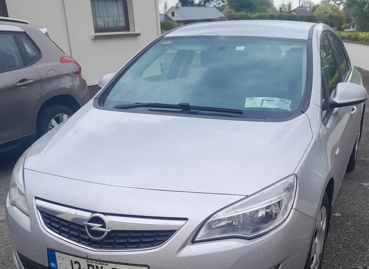 Opel Astra 2012 - Image 1