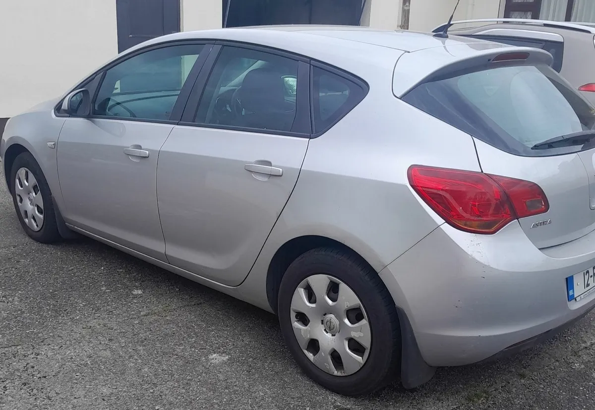 Opel Astra 2012 - Image 2