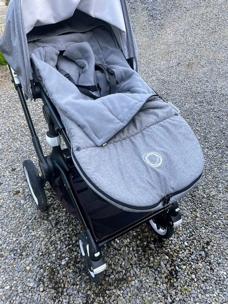 Bugaboo Fox Travel System with Bassinet & Extra Red Canopy - Image 4