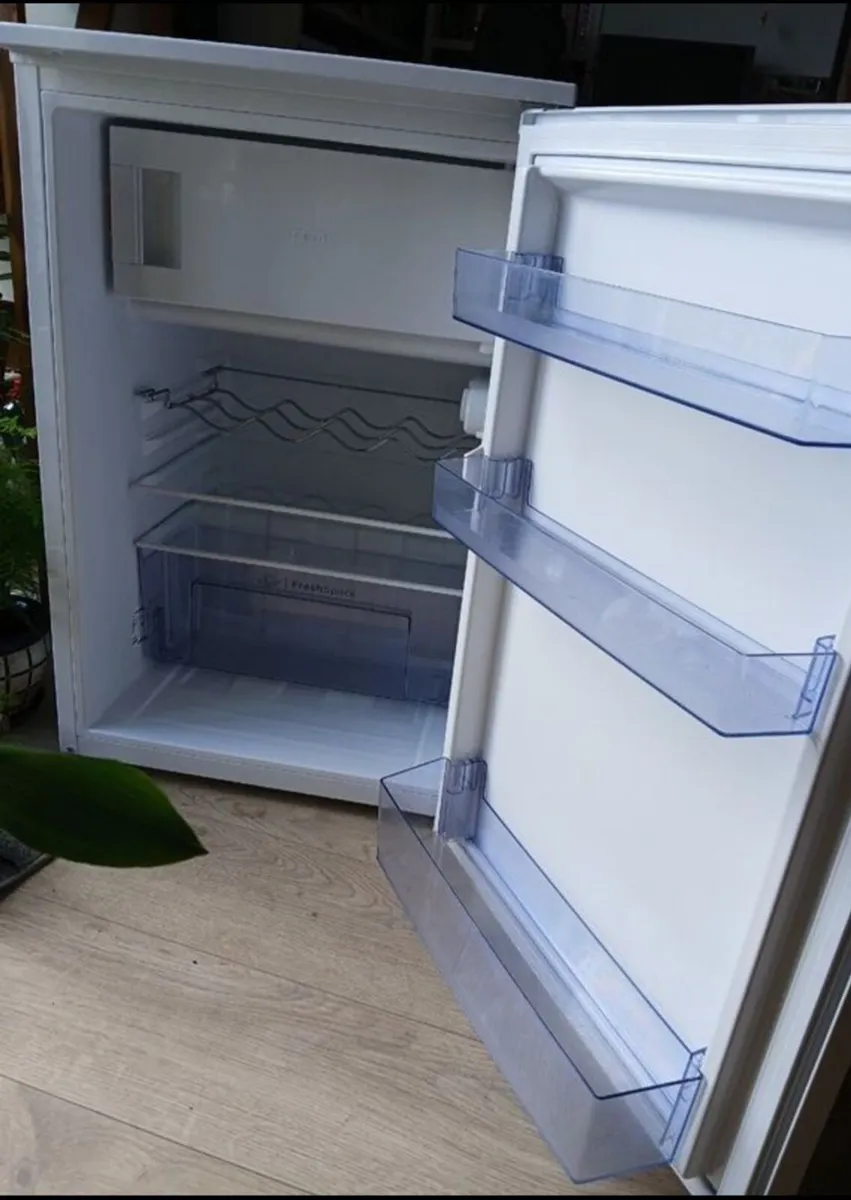 Hotpoint under counter fridge freezer - Image 2