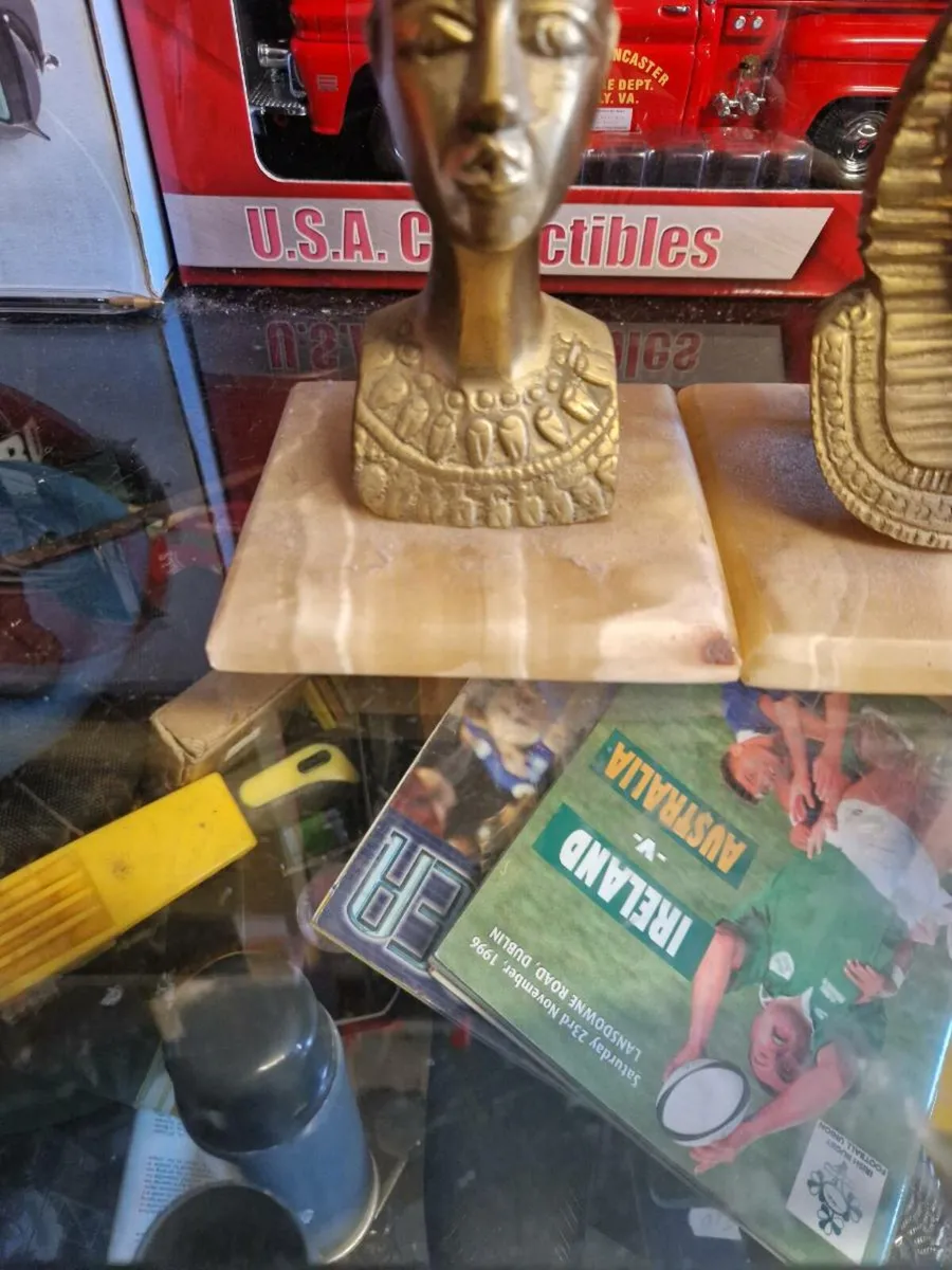 Vintage Brass Egyptian Headpieces on Marble Base - Image 3