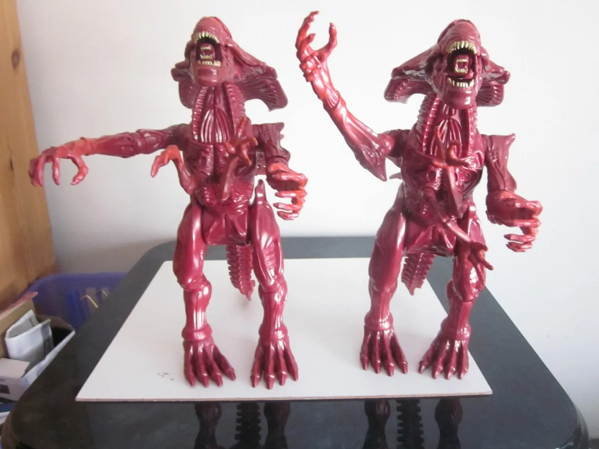 Pair of Xenomorph Alien Queen 12" Figure Deluxe - Image 1