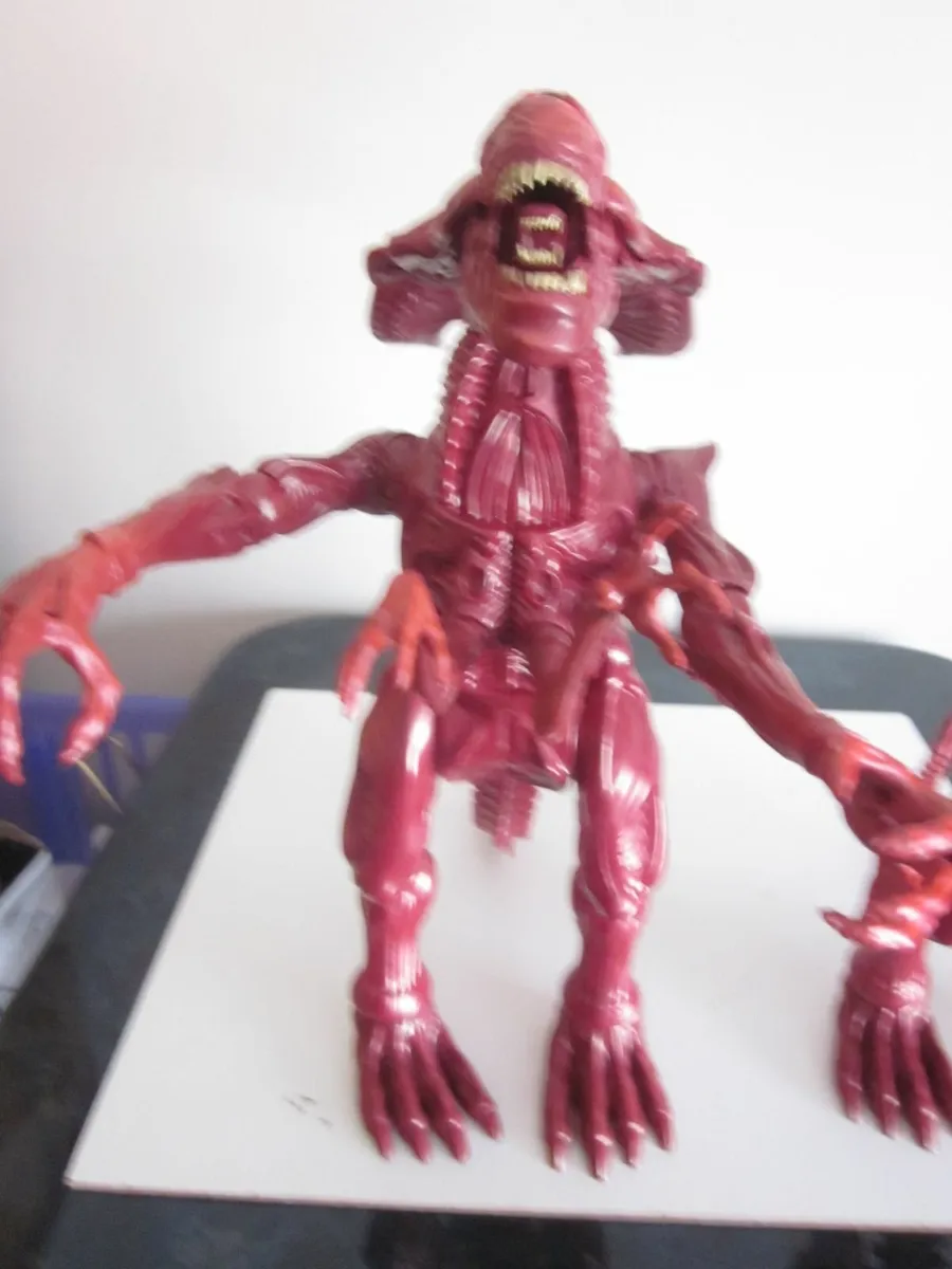 Pair of Xenomorph Alien Queen 12" Figure Deluxe - Image 2