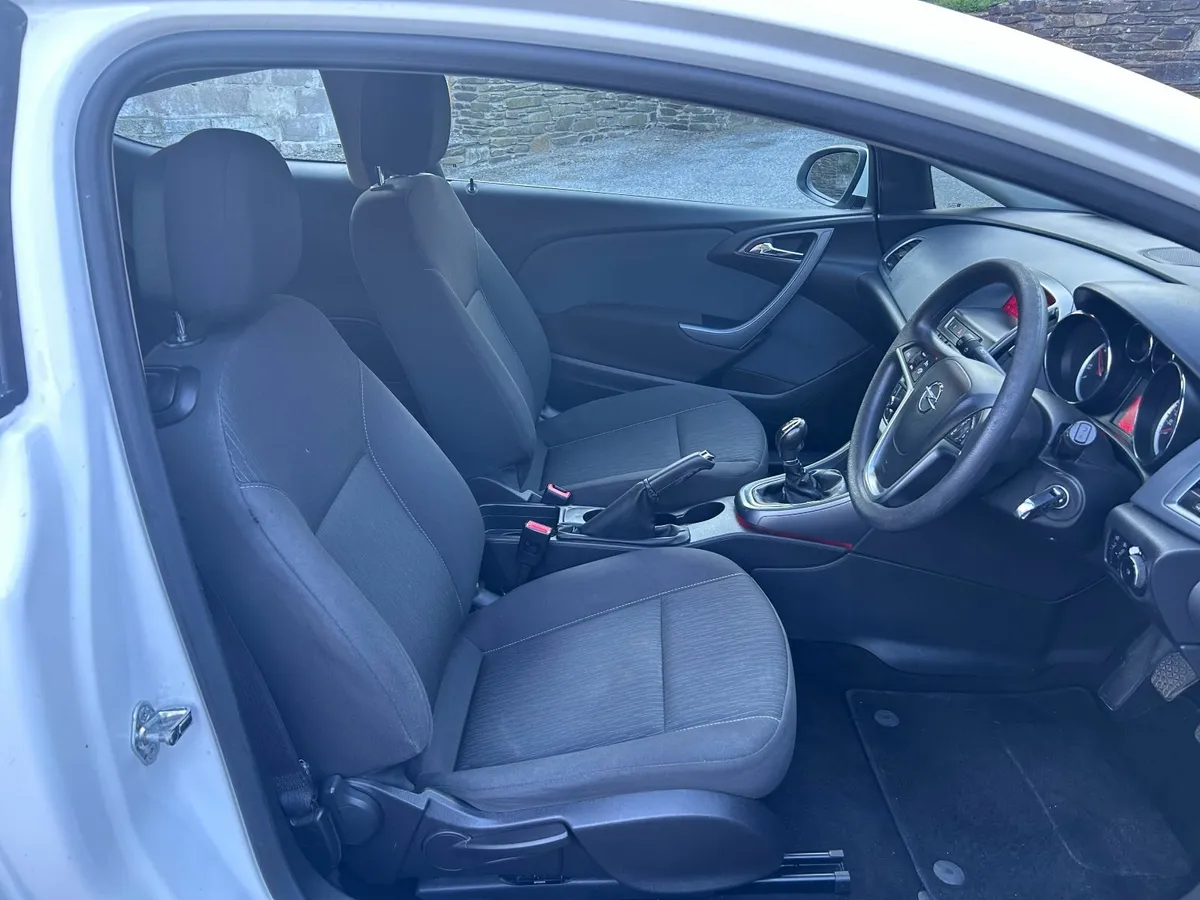 Opel Astra 1.7 CDTI GTC 3DR 2012 (49,600 Km) - Image 2