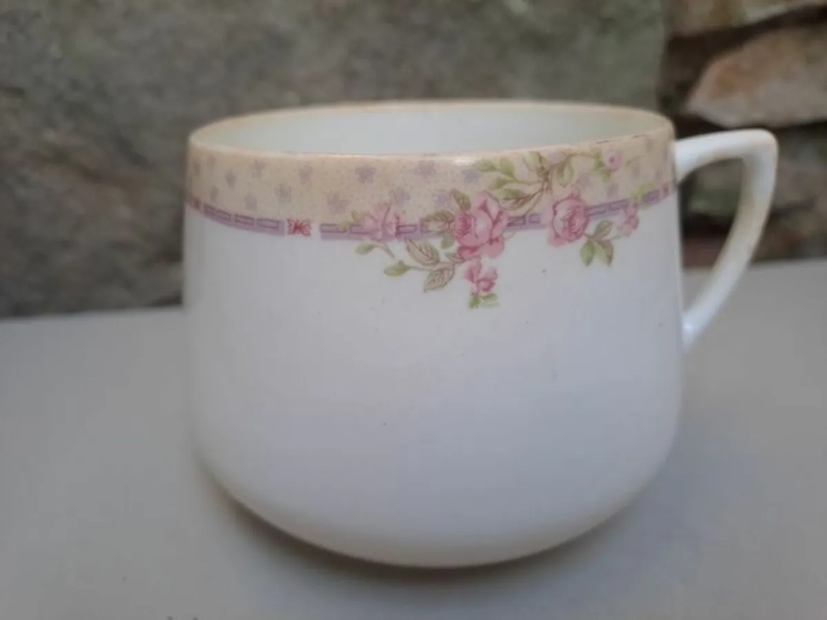 Vintage pink roses cup - Image 1