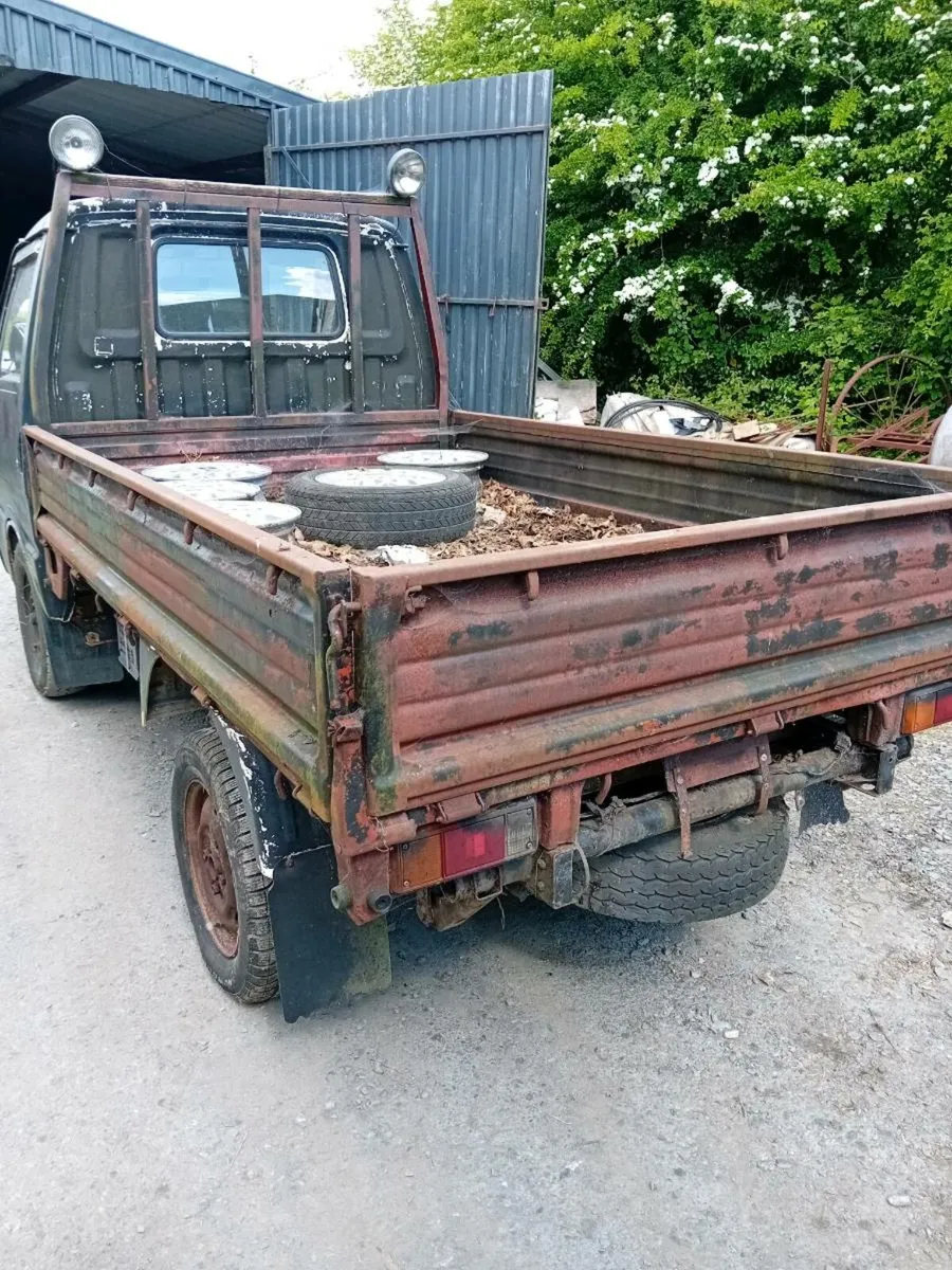 1997 nissan pickup and Alloys - Image 4