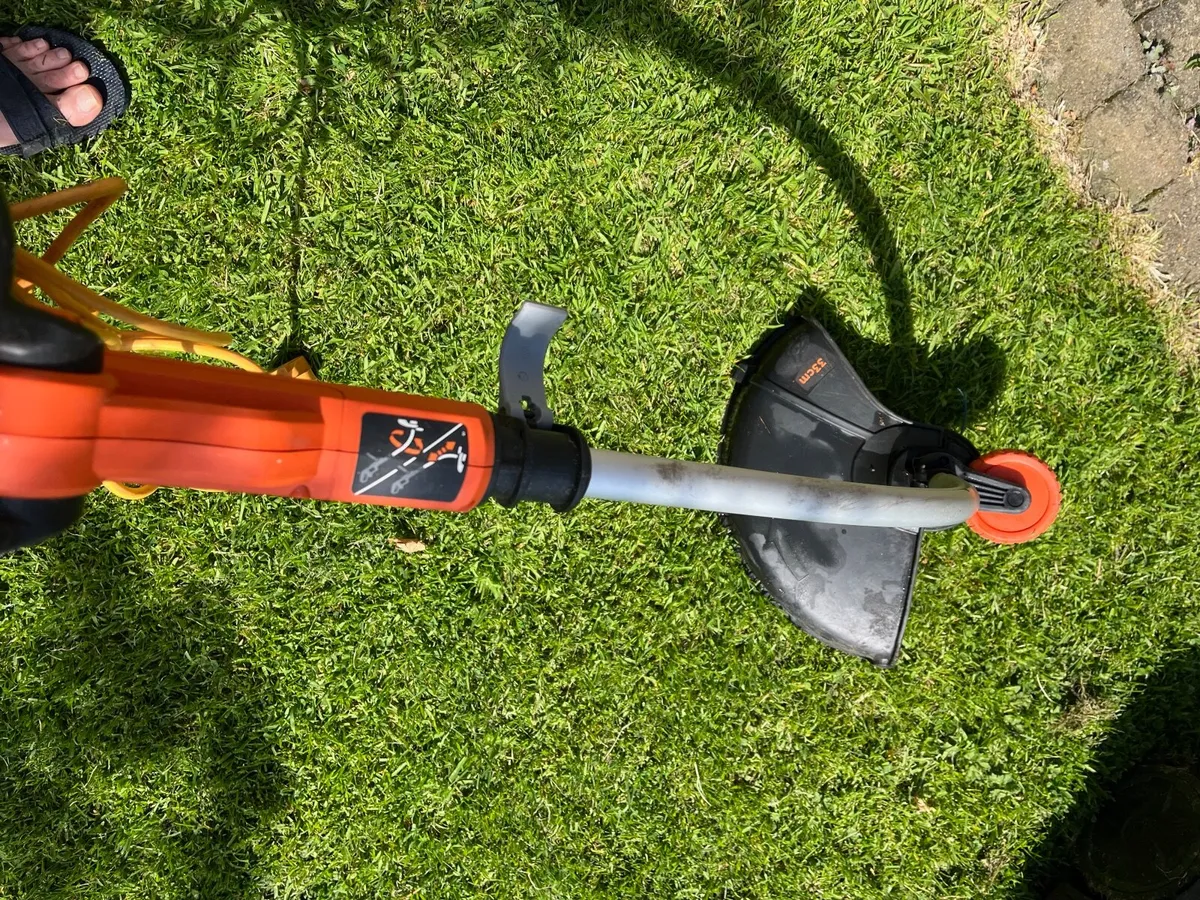 Black and Decker corded strimmer - Image 1