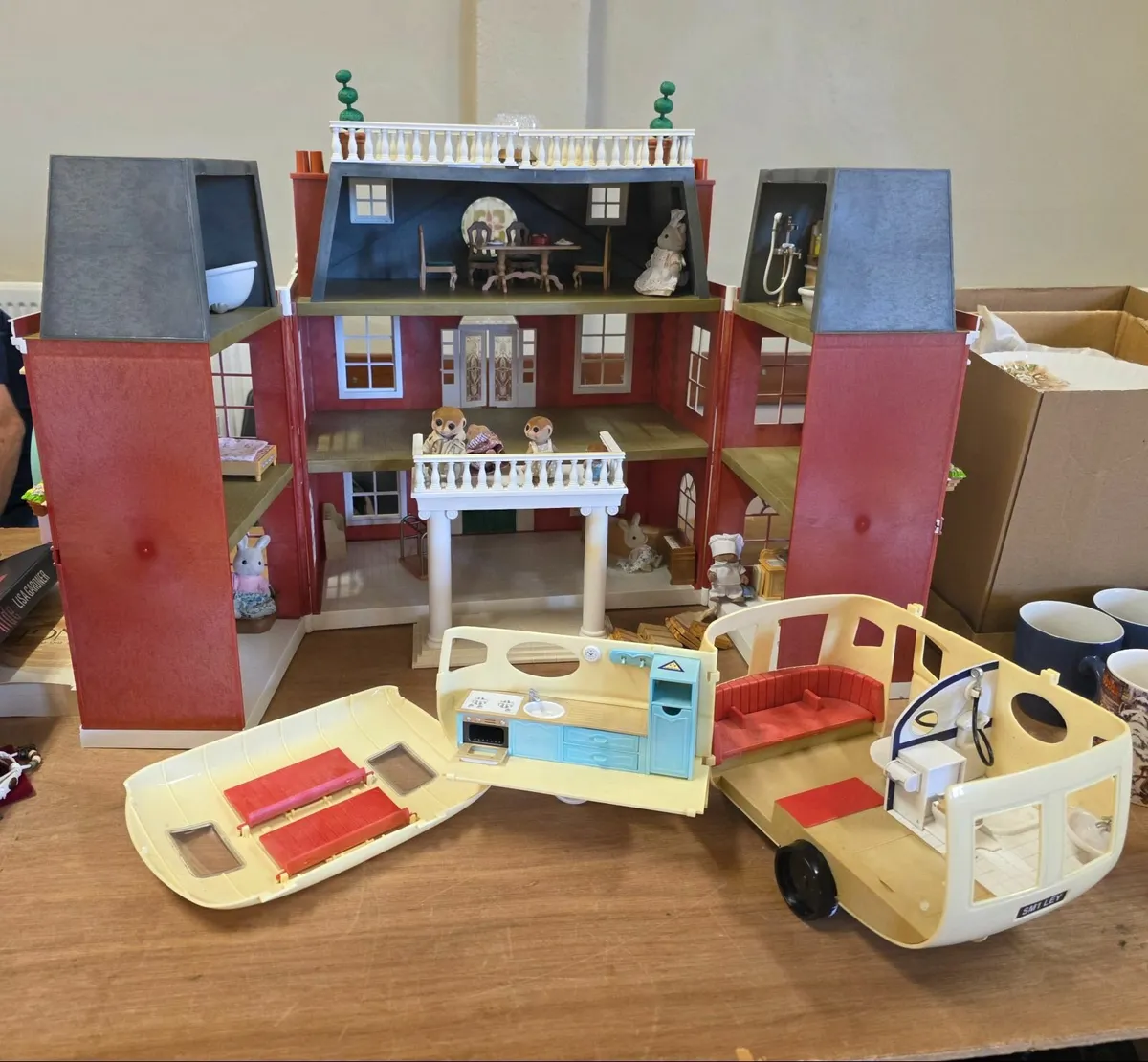 Sylvanian family mansion, caravan and assorted fig