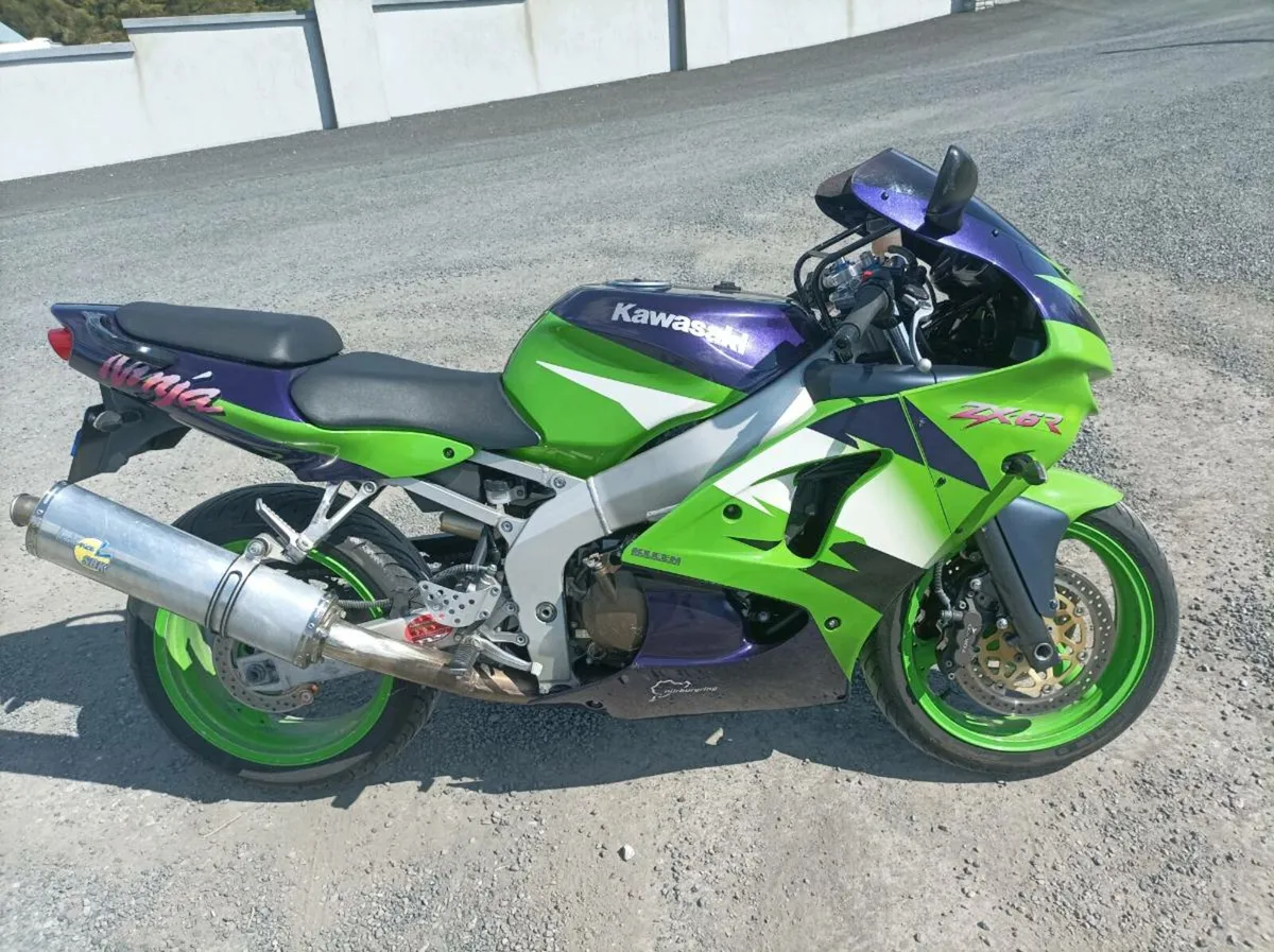 Kawasaki ZX 600 motorbike for sale - Image 3