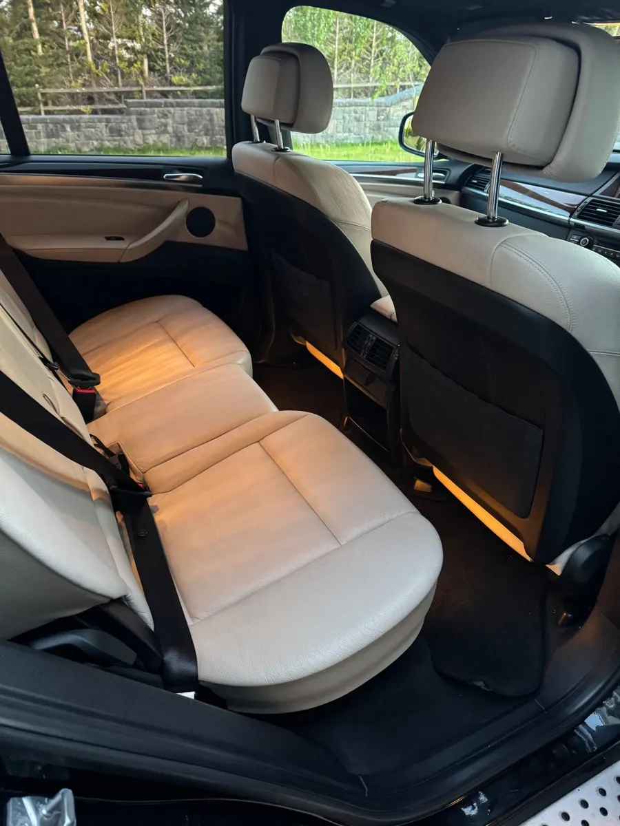 BMW X5 2010 - Image 2
