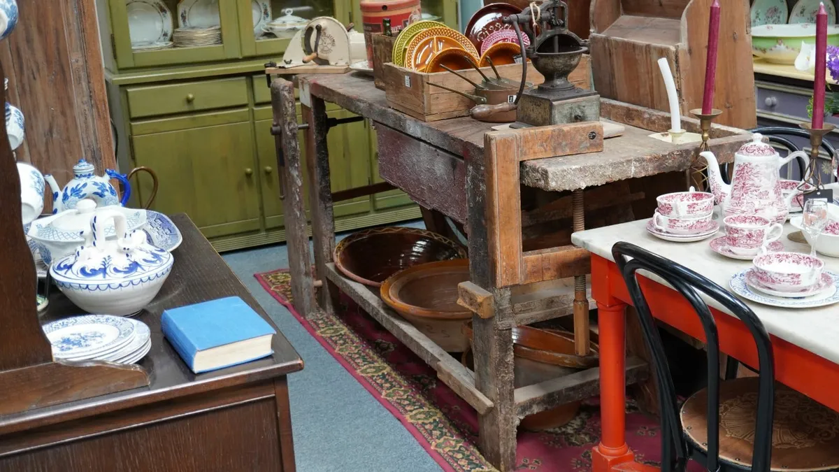 📌Antique Spanish Carpenter's Workbench - Image 1