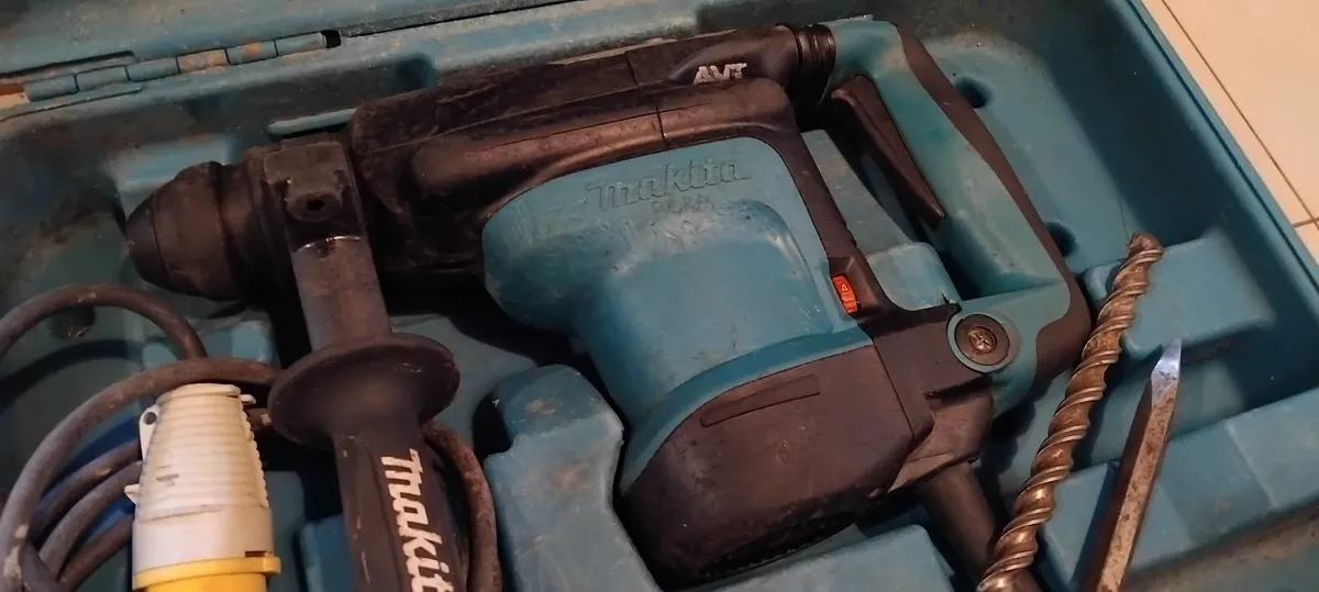 Makita HR3210C Sds+ 3 Mode 110v - Image 2