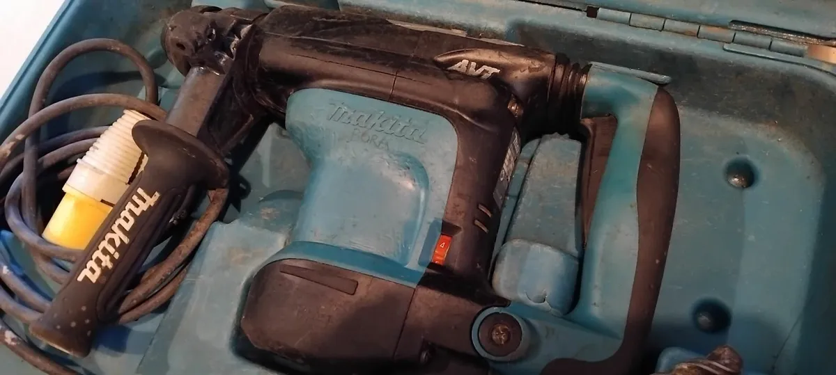 Makita HR3210C Sds+ 3 Mode 110v - Image 4