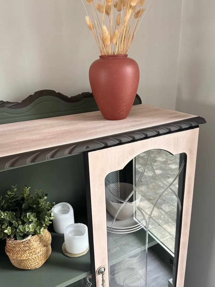 Kitchen cabinet with glass doors - Image 4