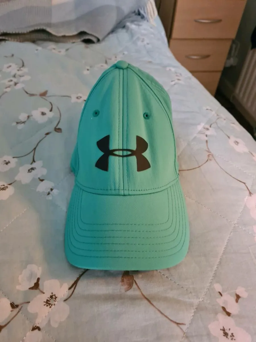 4 golf hats for €30 - Image 1
