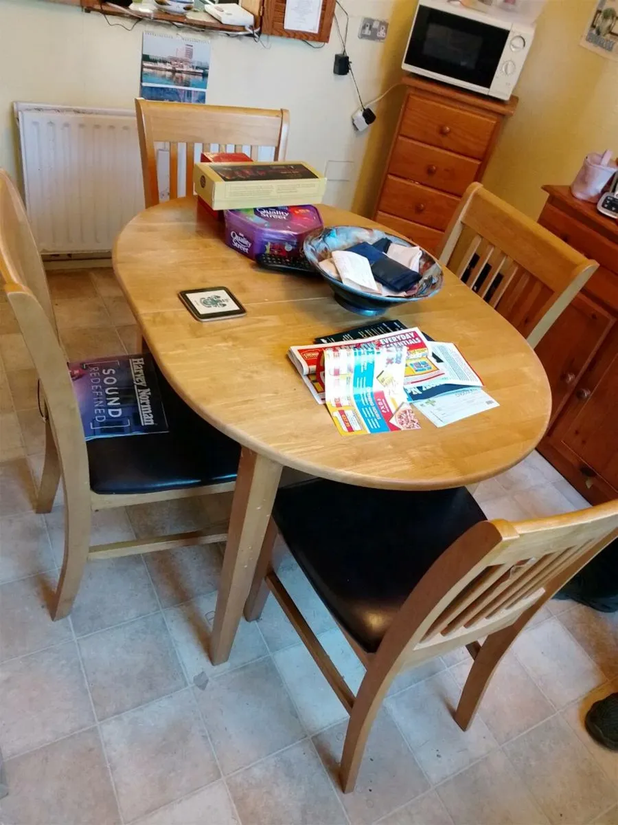 Kitchen table - Image 1