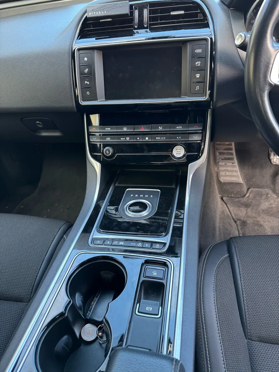 Jaguar XE - Image 4