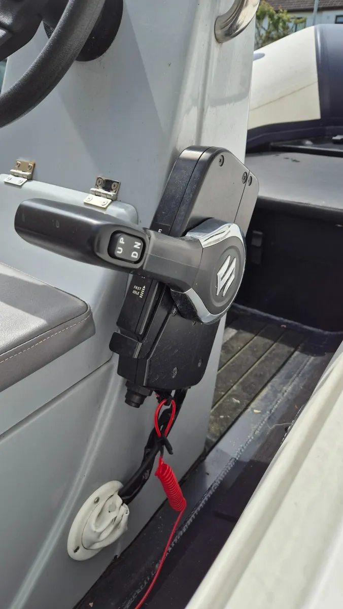 3.8m RIB, trailer and 20HP Suzuki engine - Image 4