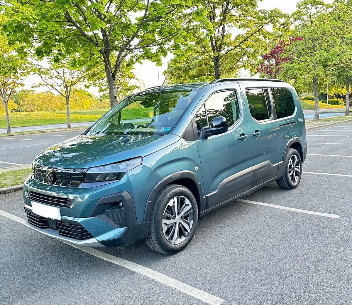 241 Peugeot Riffter Automatic Wheelchair Taxi Spec - Image 2