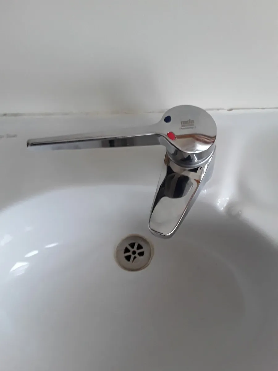 White wash hand basin pedestal mixed tap - Image 3