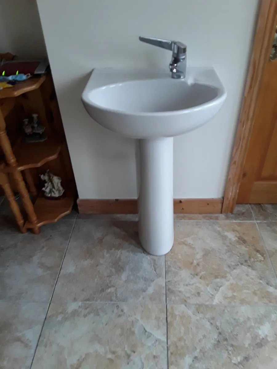 White wash hand basin pedestal mixed tap - Image 1