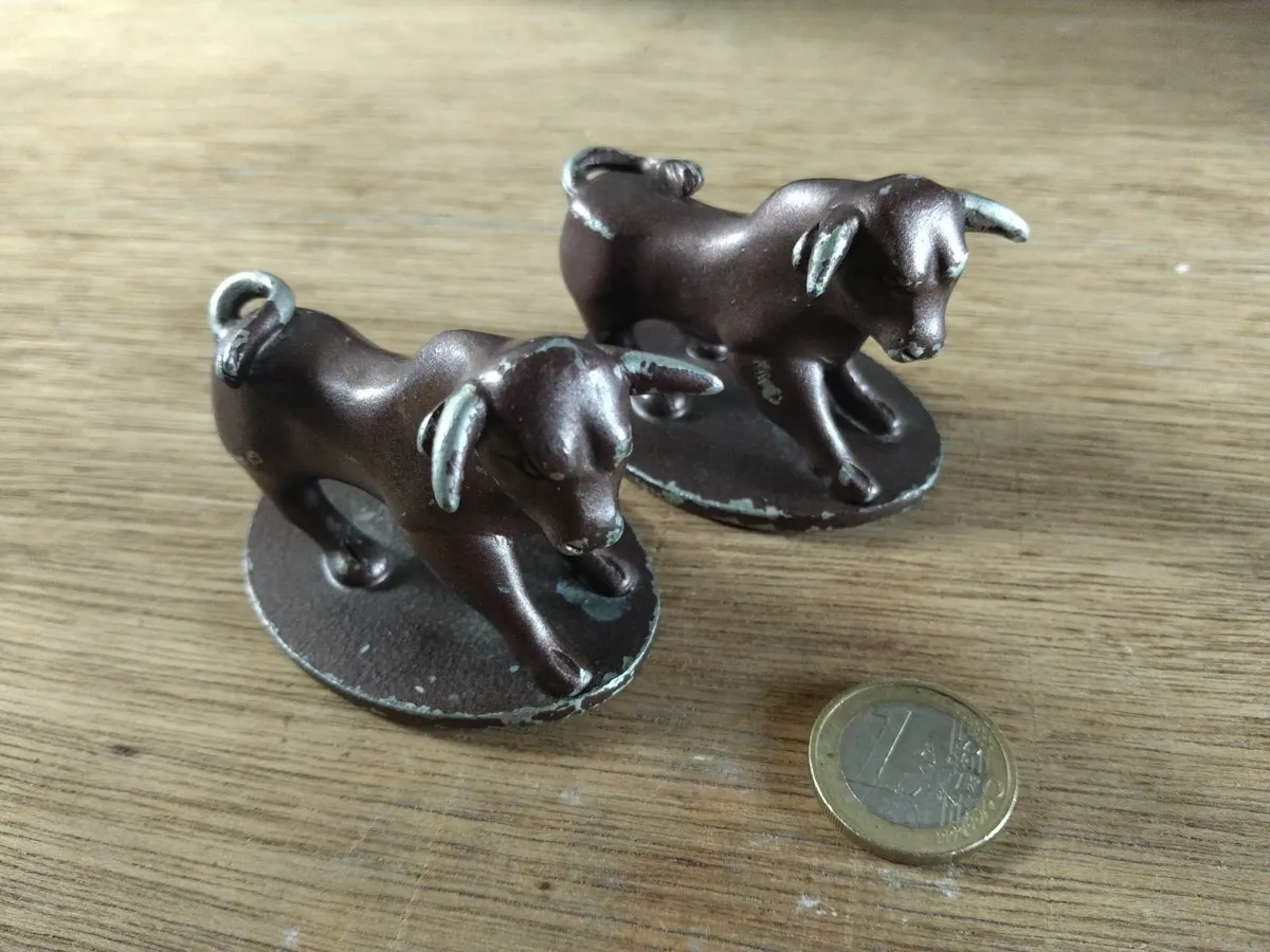Vintage pair of Bulls - Image 1