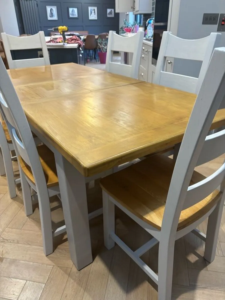 Extendable Dining Table & 4 solid oak chairs - Image 2