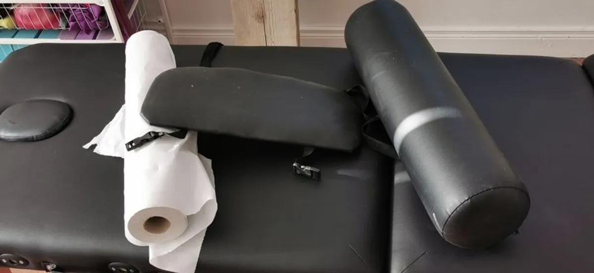 adjustable massage table with accessories - Image 4