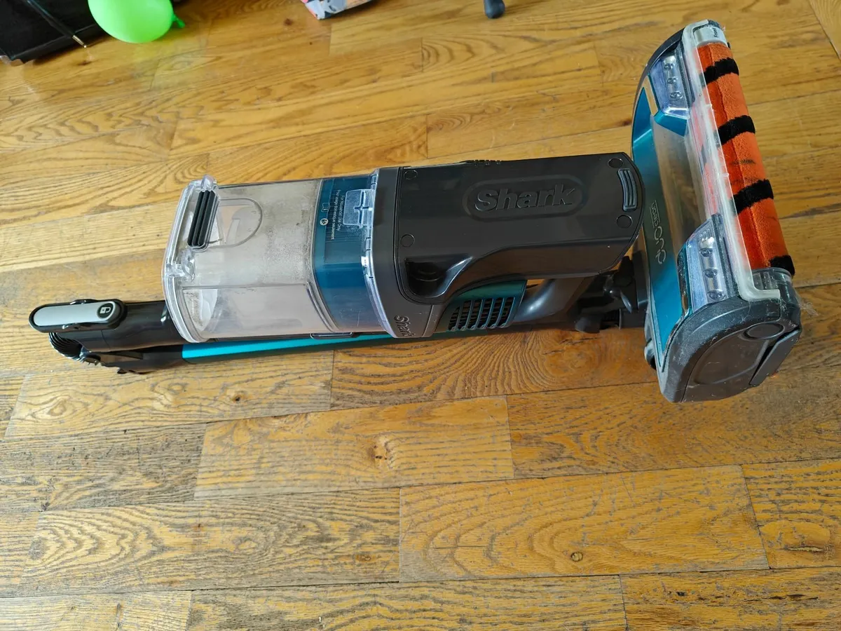 Shark Anti-Hair Cordless Vacuum IZ201UK - Image 2