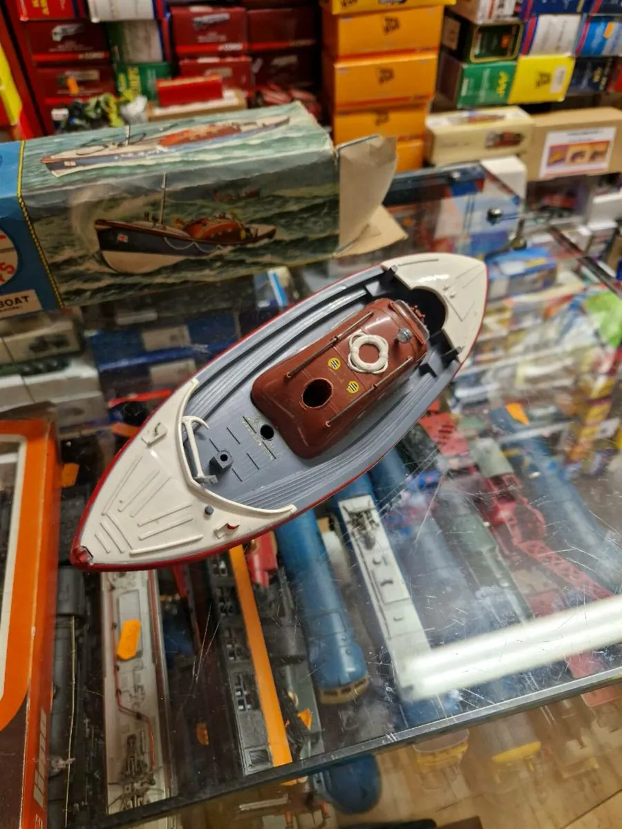 Vintage Triang Clockwork RNLI Lifeboat - Image 2