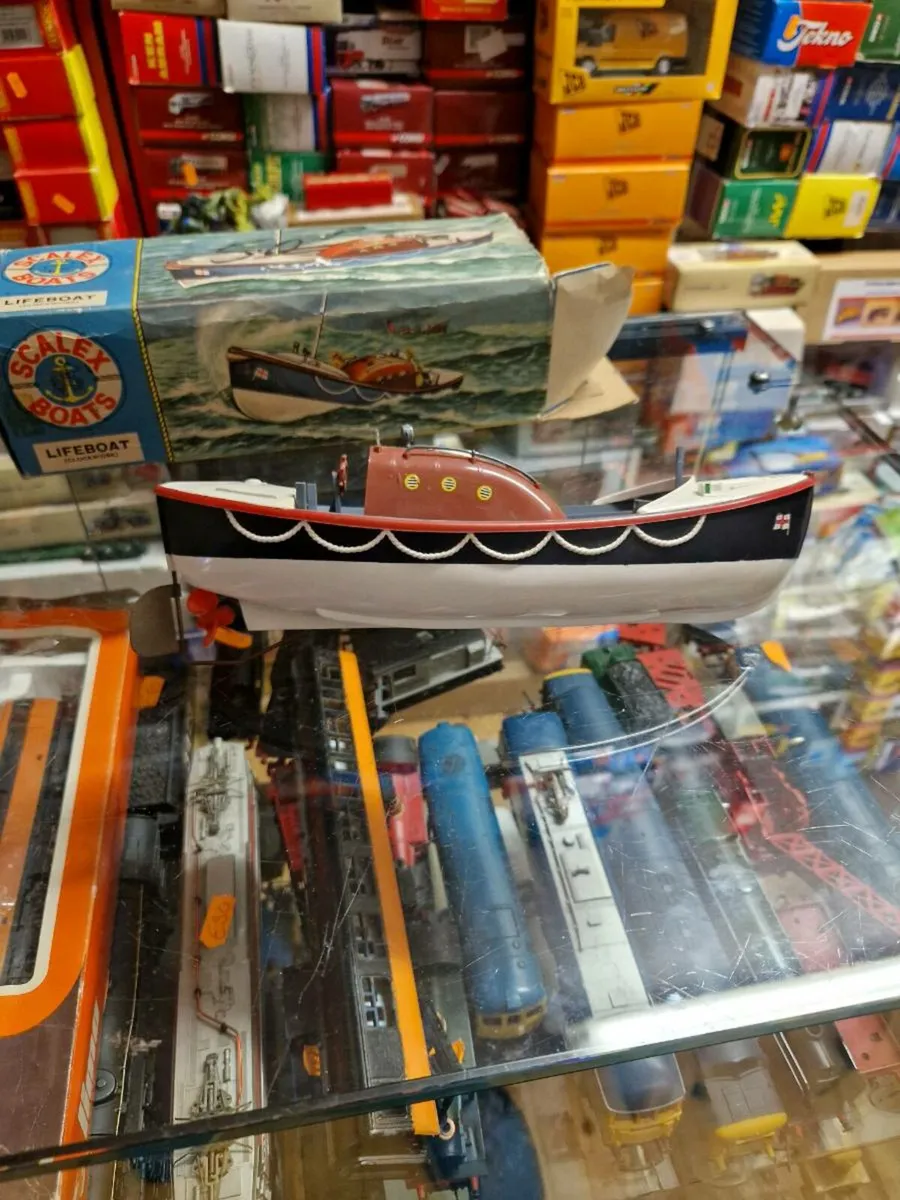 Vintage Triang Clockwork RNLI Lifeboat - Image 3