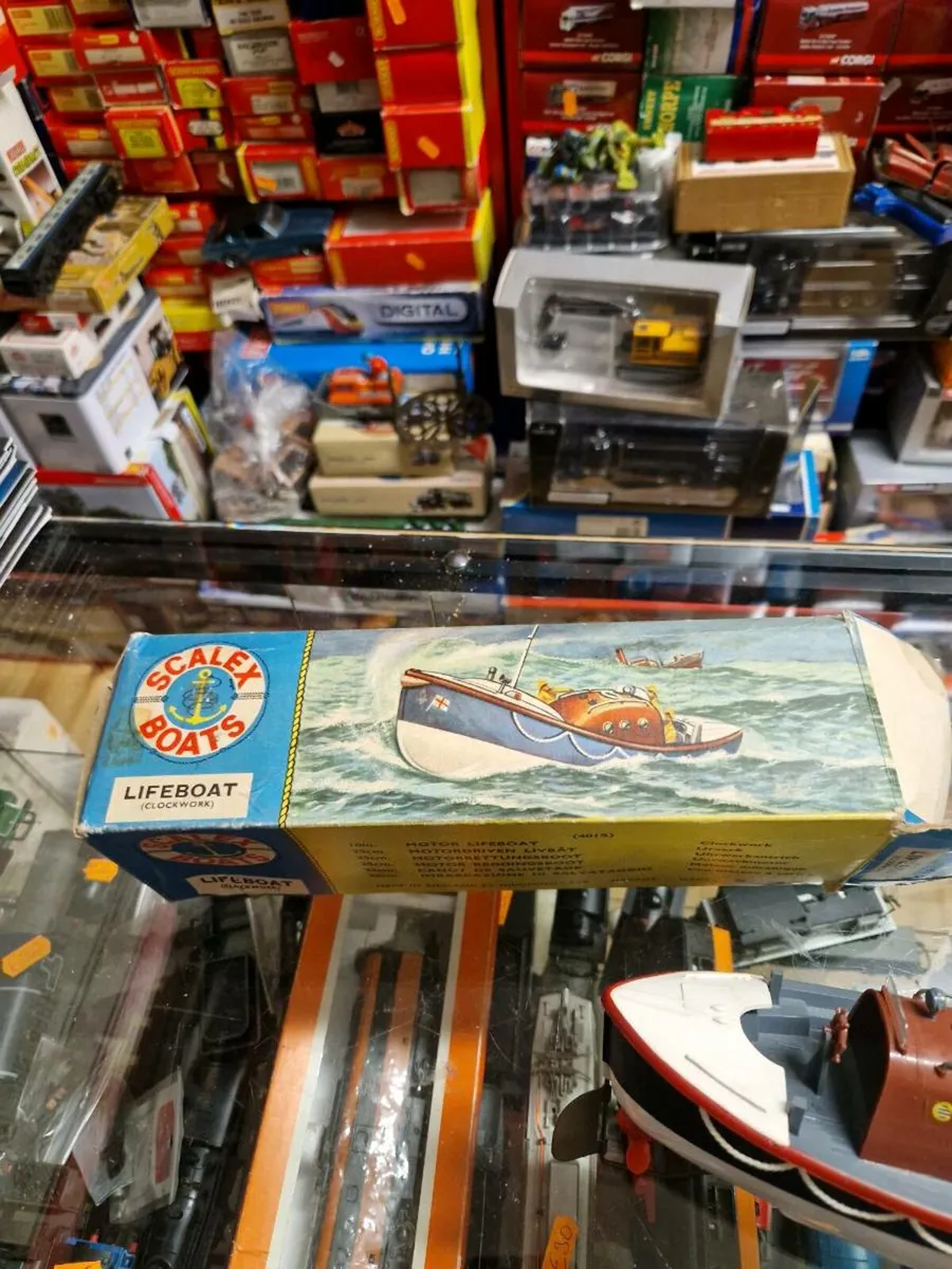 Vintage Triang Clockwork RNLI Lifeboat - Image 4