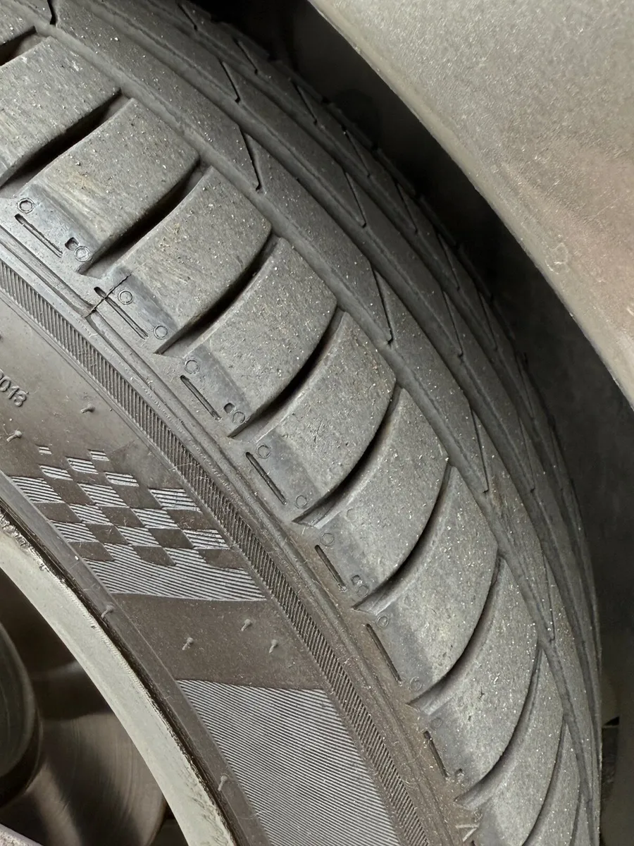 Volkswagen Passat 2011 - Image 2