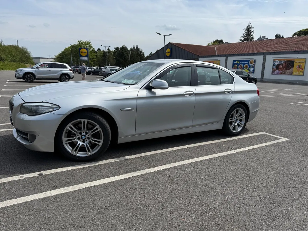 BMW 5-Series 2011 - Image 2