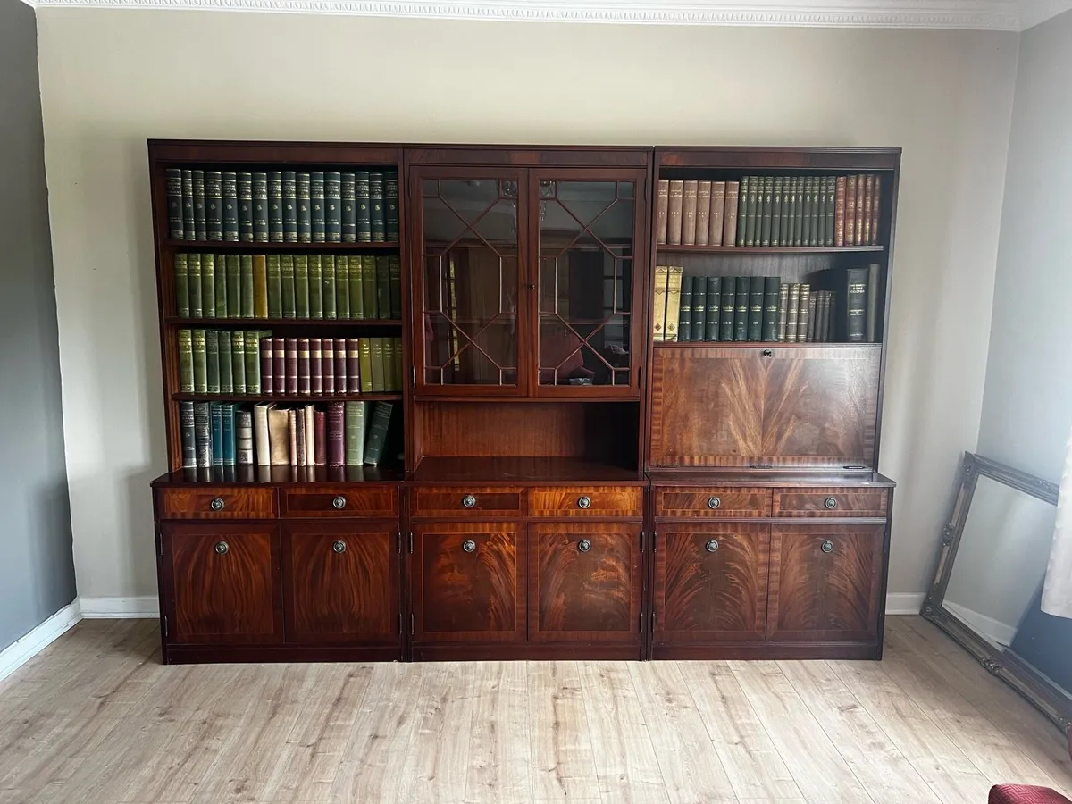 Elegant Vintage Mahogany Bookcase - Image 1