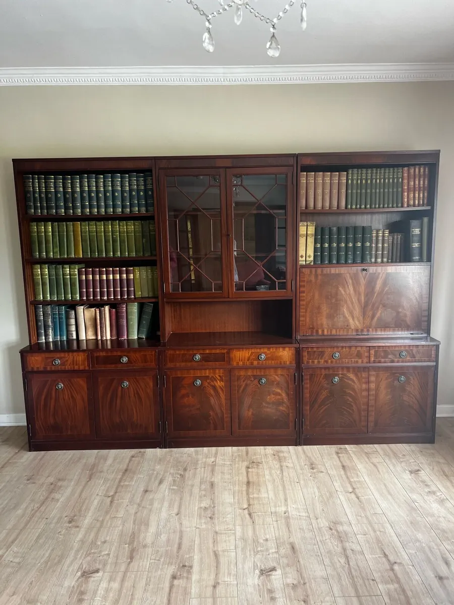 Elegant Vintage Mahogany Bookcase - Image 2