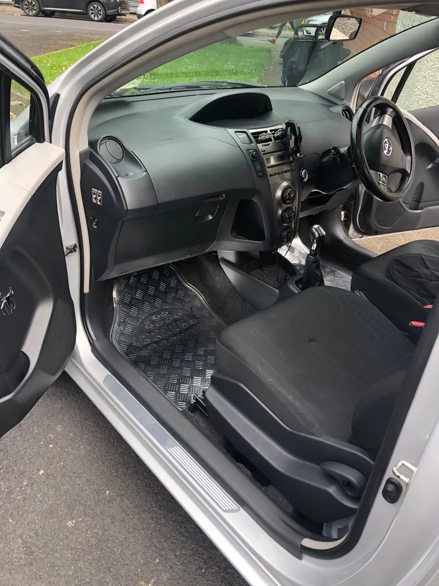 Toyota Yaris 2009 - Image 4