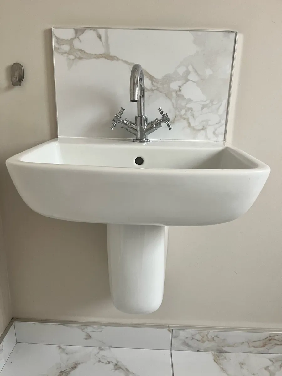 Sink & mirror - Image 1