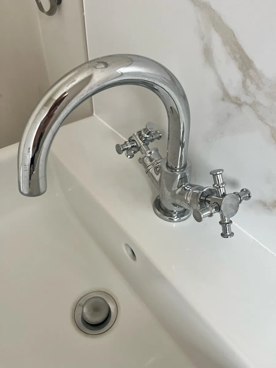 Sink & mirror - Image 2