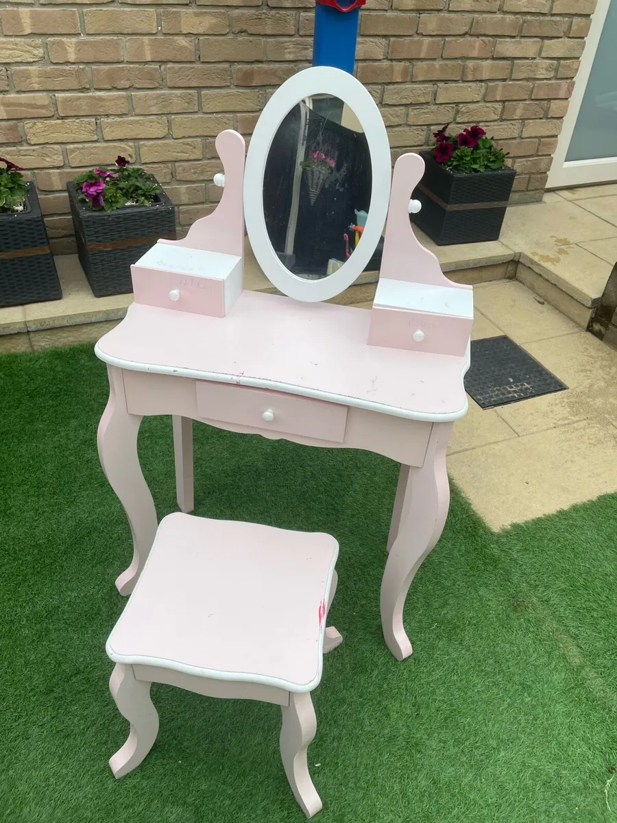 Makeup table - Image 1