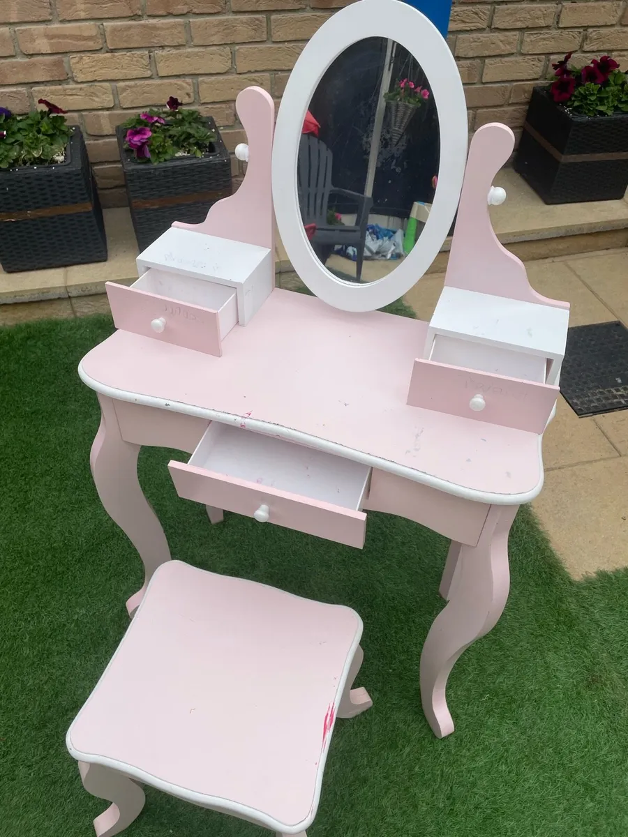 Makeup table - Image 2