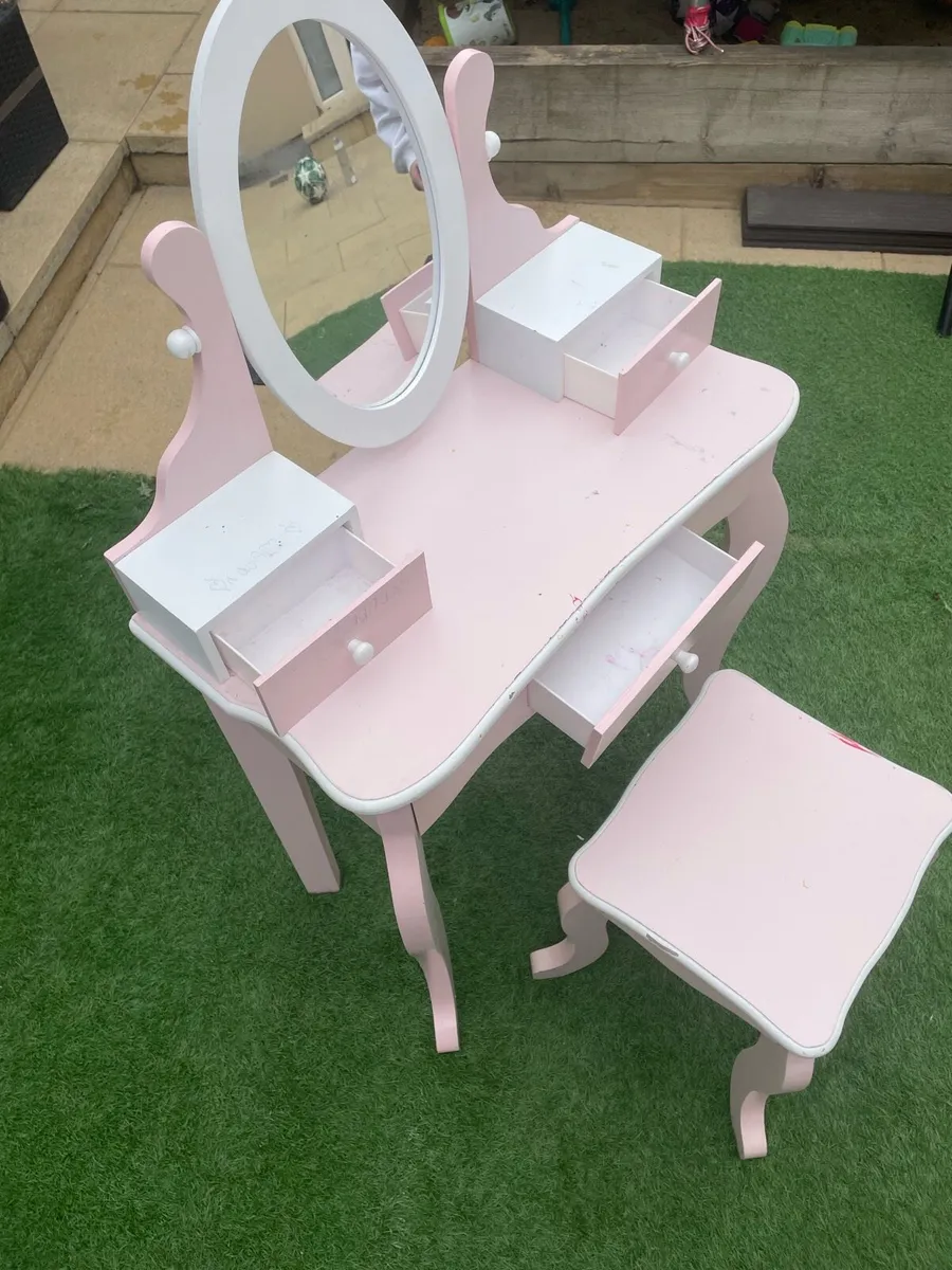 Makeup table - Image 3