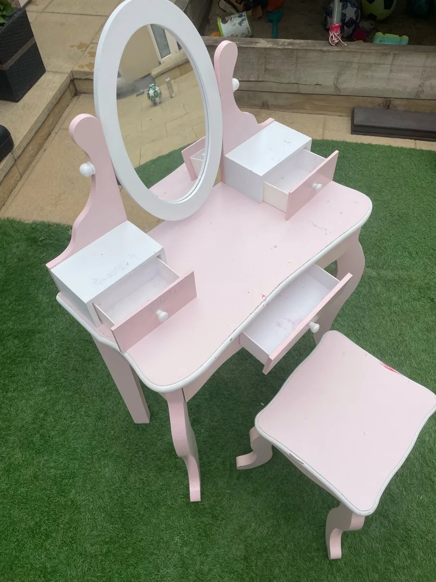Makeup table - Image 4