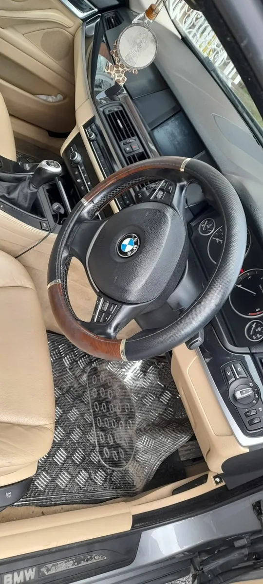BMW 5-Series 2010 - Image 4