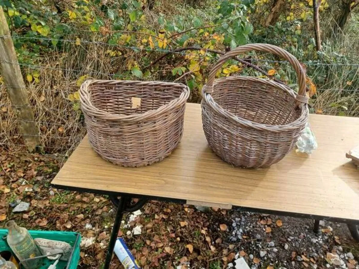 2 Vintage traditional wicker baskets - Image 1