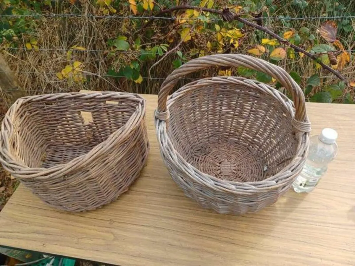 2 Vintage traditional wicker baskets - Image 2