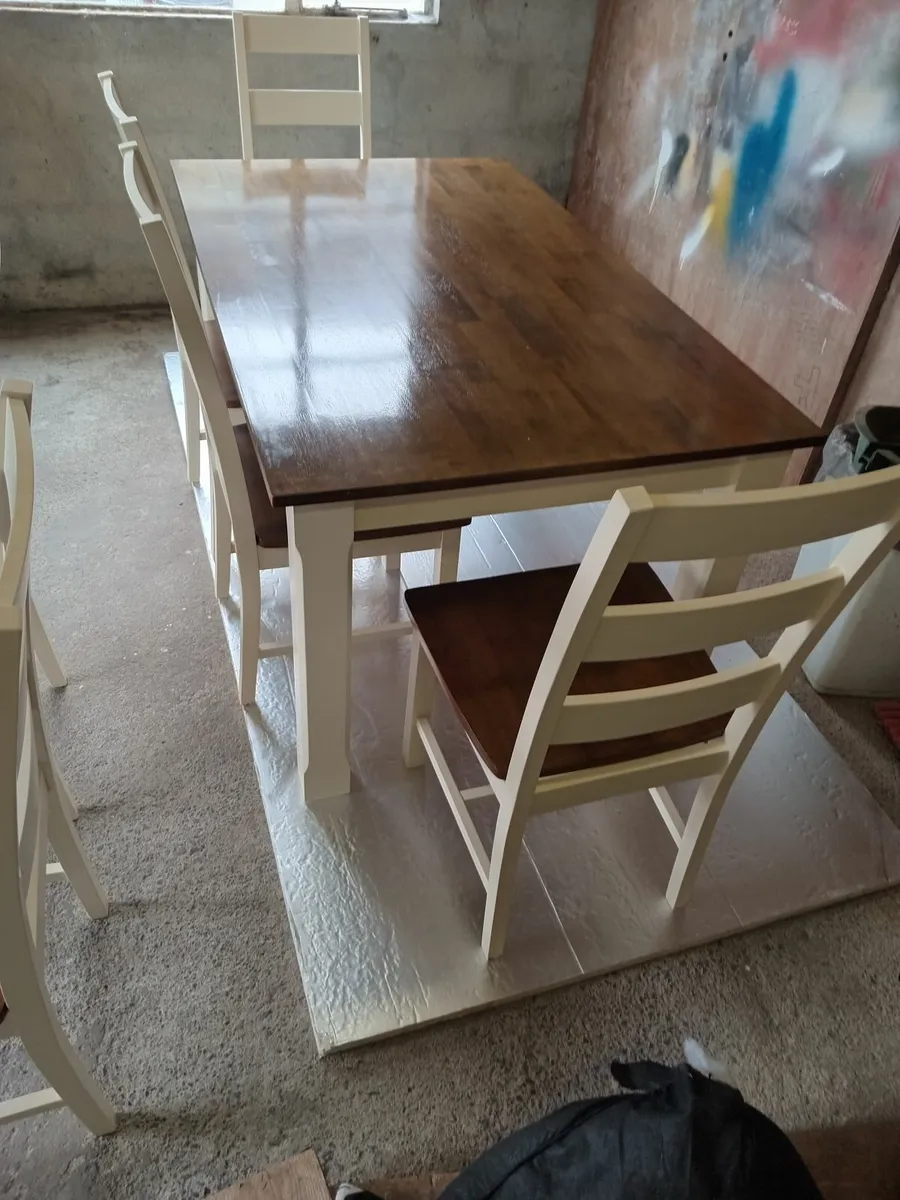 Table and chairs - Image 1