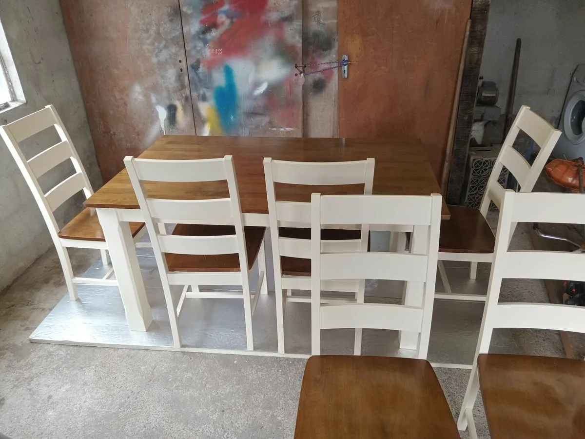 Table and chairs - Image 3